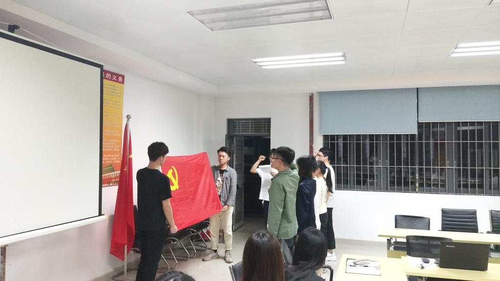 日本女优a片
举行预备党员入党宣誓仪式暨讨论表决发展对象支部大会2.jpg