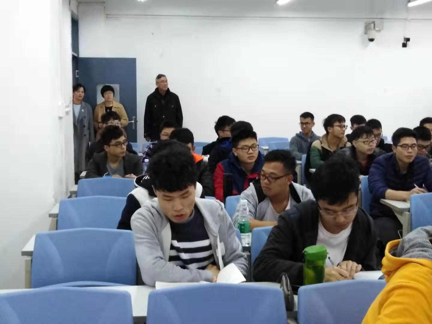 日本女优a片
领导巡堂督导新学期开学第一课1.png